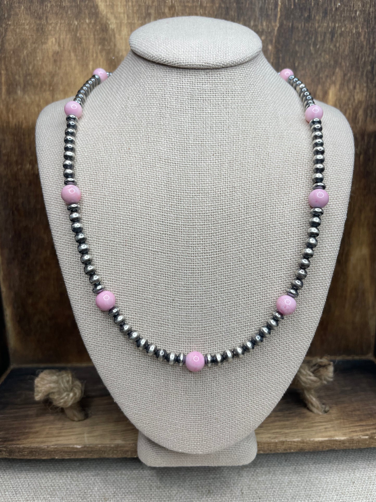 18" Graduated Necklace with Pink Conch